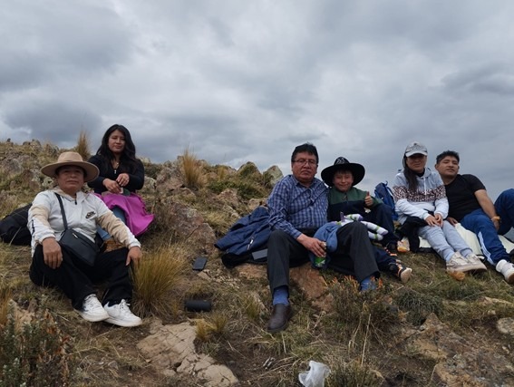 Germán en la puna con los suyos